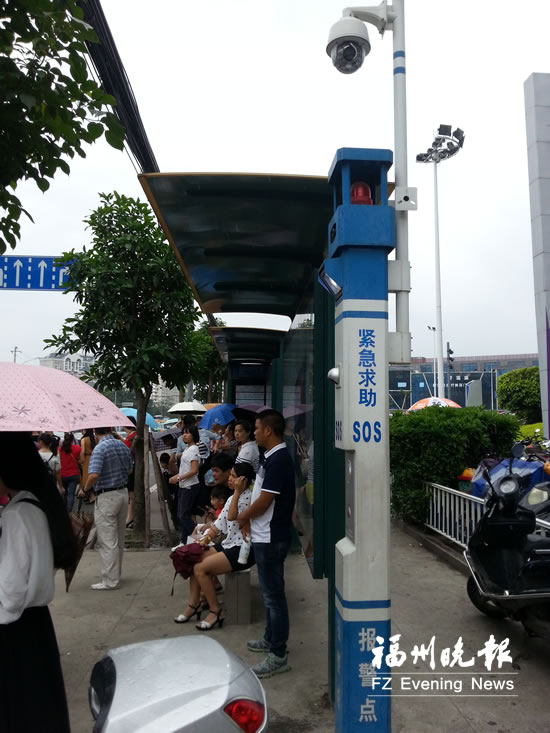 五四北泰禾廣場(chǎng)公交站上立起了一根新式報(bào)警桿